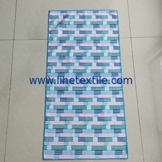 Chine Le tissu de gaufre de matériel de polyester réutilisé par bouteille de RPET conçoivent la double serviette en fonction du client de plage latérale d'impression avec le logo fournisseur